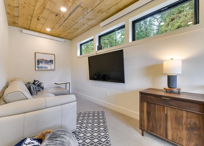 Holiday home Modern Turnerville W/ Hot Tub & Scenic Views