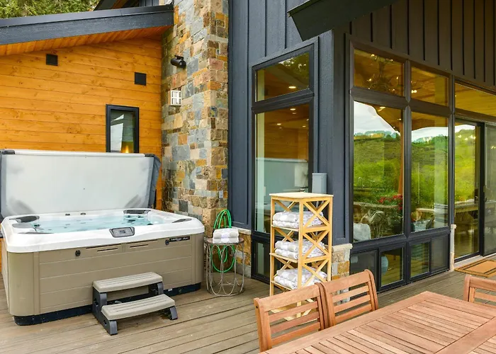 Modern Turnerville W/ Hot Tub & Scenic Views Holiday home *
