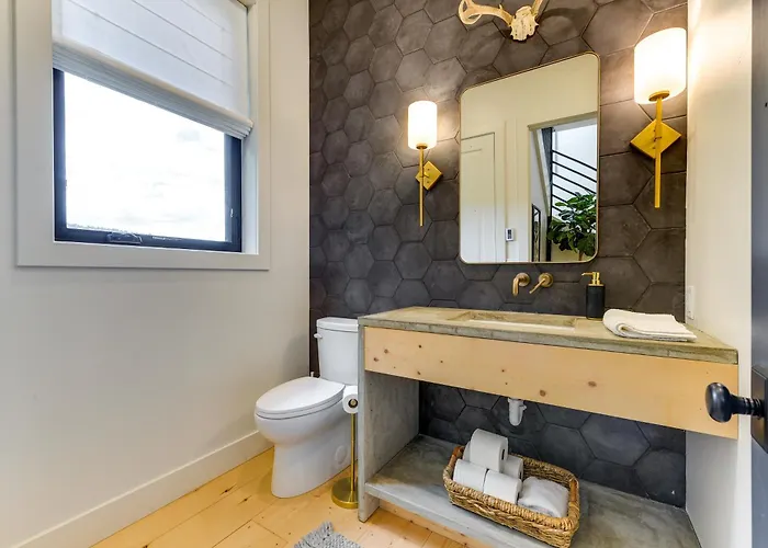 Modern Turnerville W/ Hot Tub & Scenic Views *