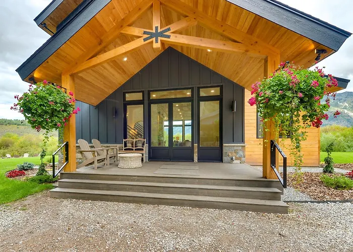Holiday home Modern Turnerville W/ Hot Tub & Scenic Views *
