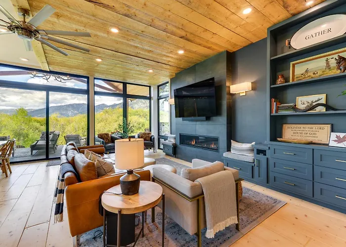 Modern Turnerville W/ Hot Tub & Scenic Views Thayne
