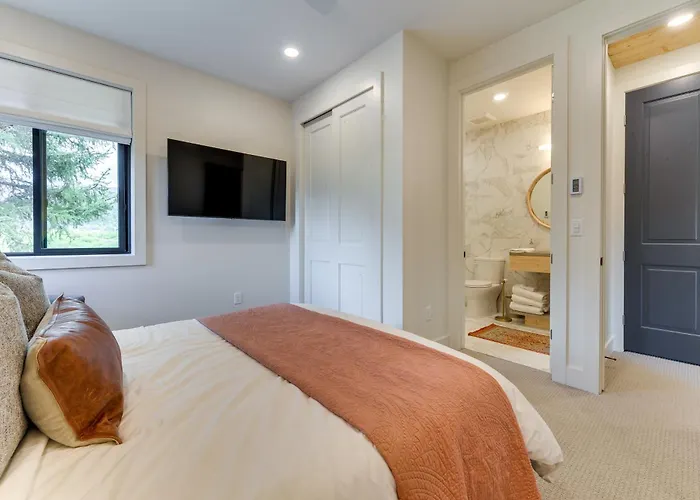 Modern Turnerville W/ Hot Tub & Scenic Views